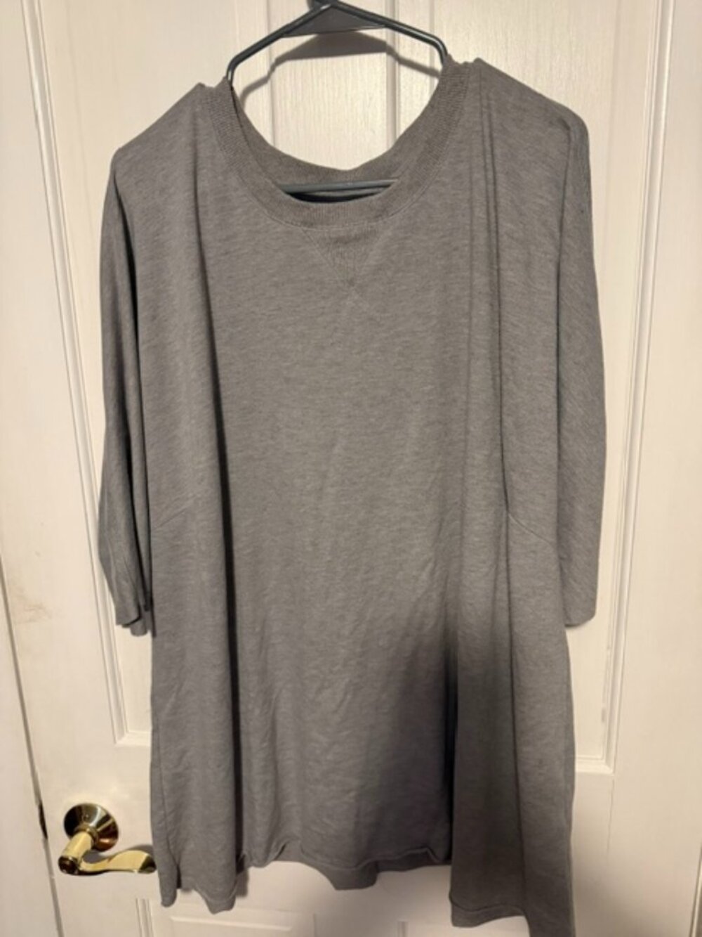 Zim & Zoe grey tunic style athletic shirt
